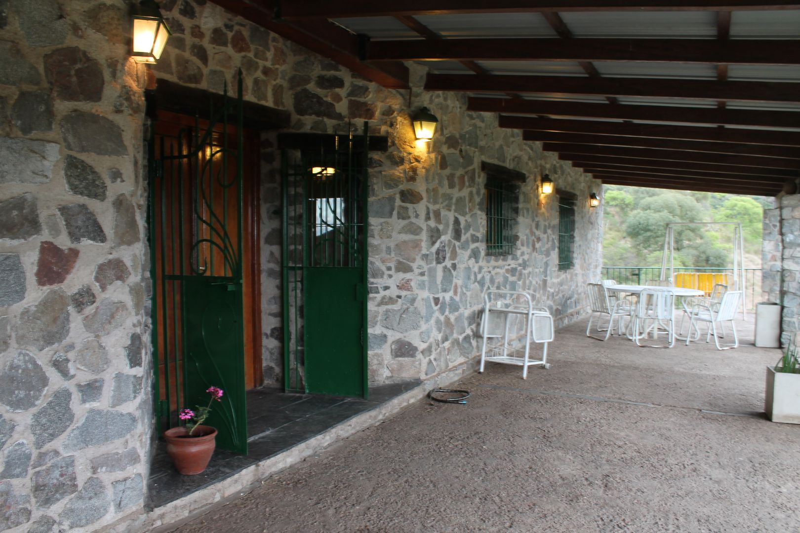 Casa de Piedra en Sierras Cordobesas, Casas de Campo Casas de Campo Rustic style balcony, veranda & terrace Stone