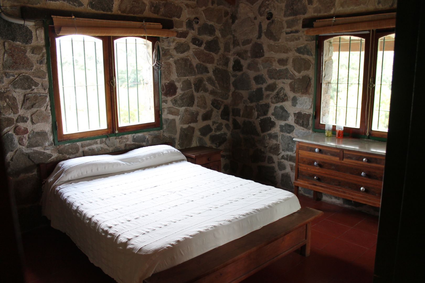 Casa de Piedra en Sierras Cordobesas, Casas de Campo Casas de Campo Rustic style bedroom Stone