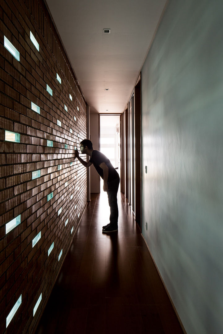 homify Modern corridor, hallway & stairs