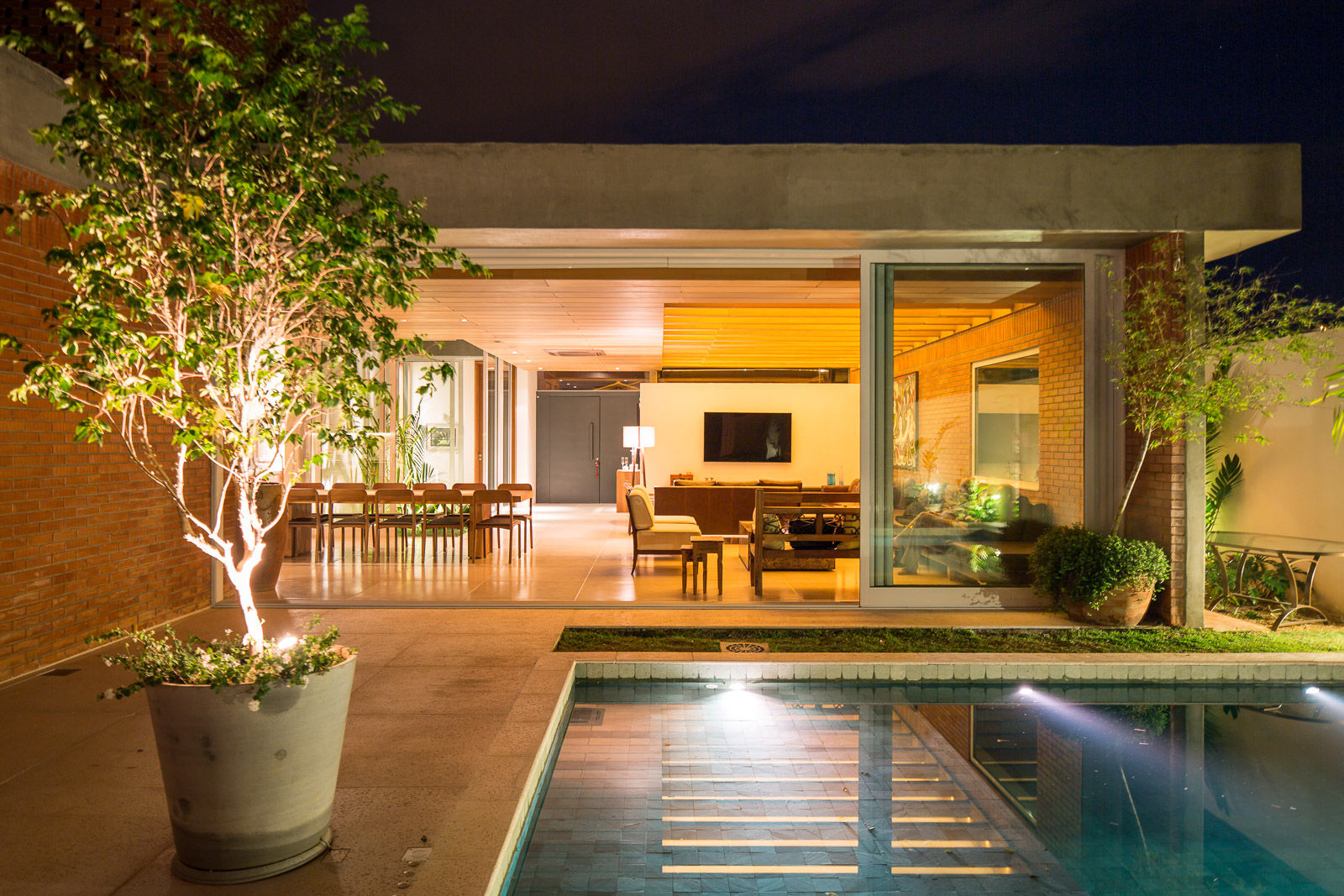 homify Modern pool