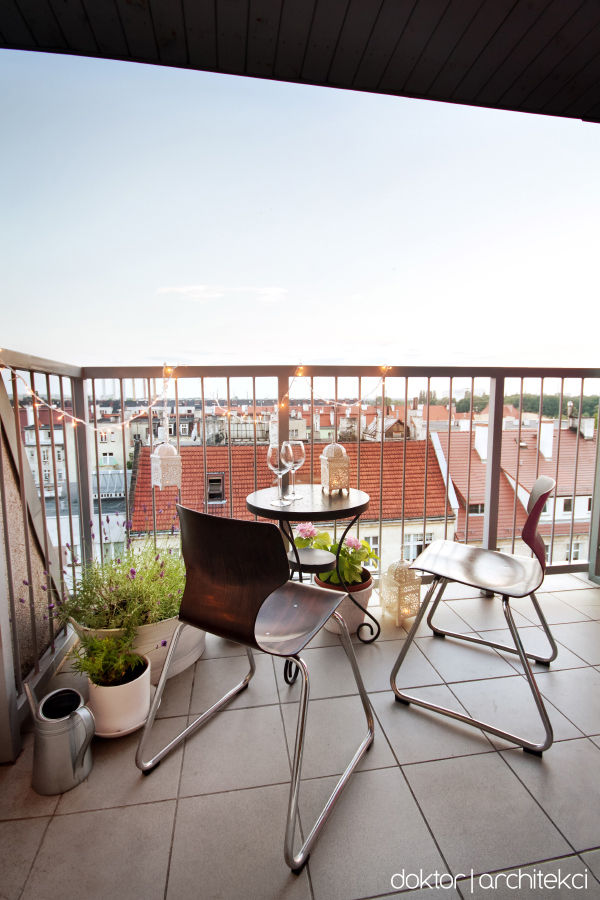 MIESZKANIE 'PONAD DACHAMI', DOKTOR ARCHITEKCI DOKTOR ARCHITEKCI Minimalist balcony, veranda & terrace Pottery