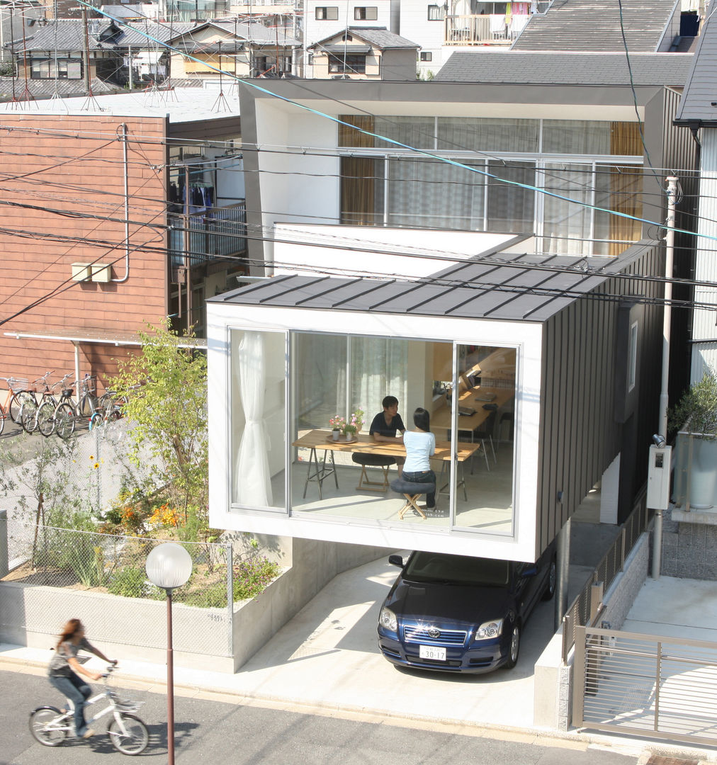 ミラボと実家 ／a couples working studio & their parents home, 3--lab 3--lab Casas modernas