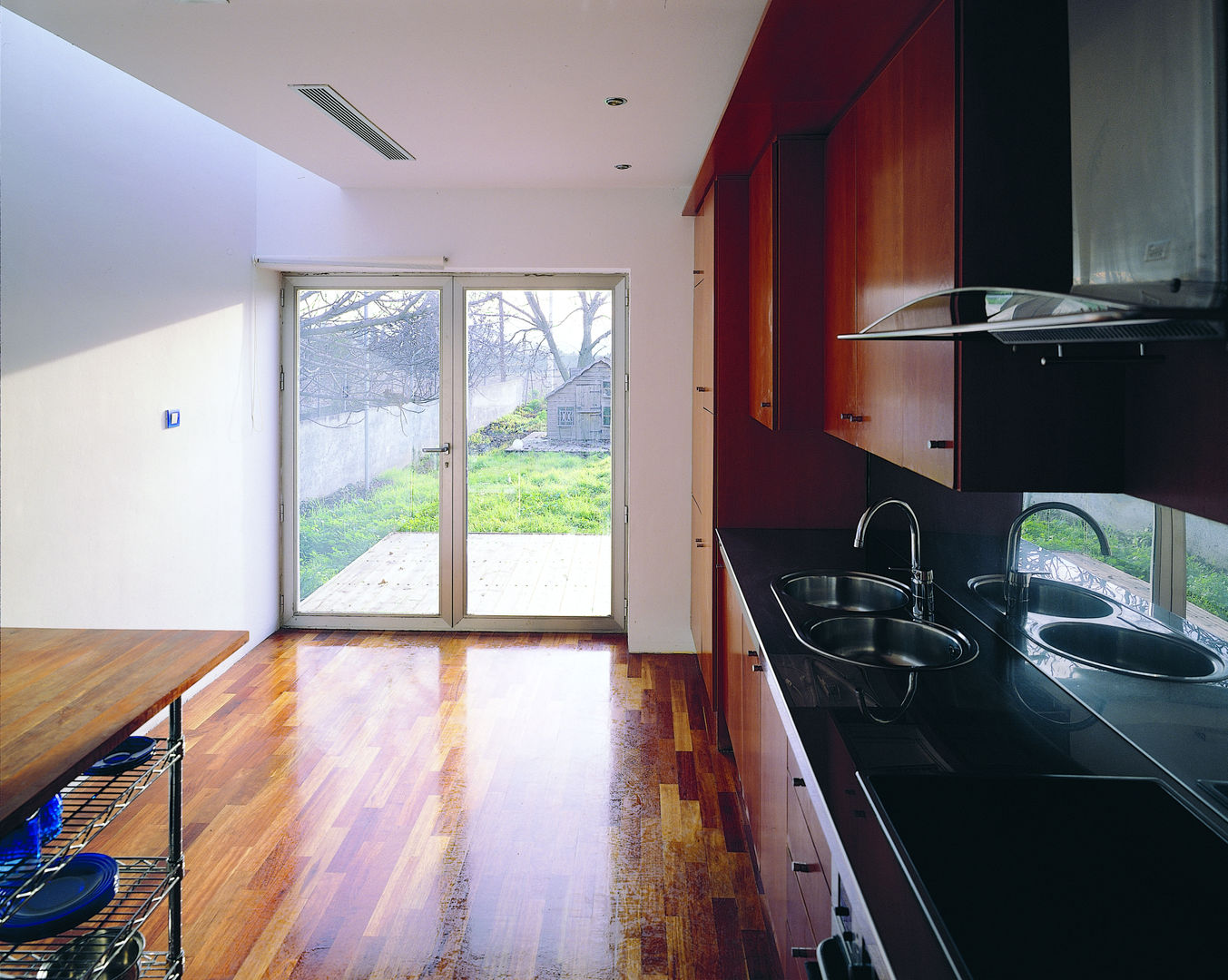 Transformación de cobertizo en vivienda, MARTIN MARTIN ARQUITECTOS MARTIN MARTIN ARQUITECTOS Minimalist kitchen