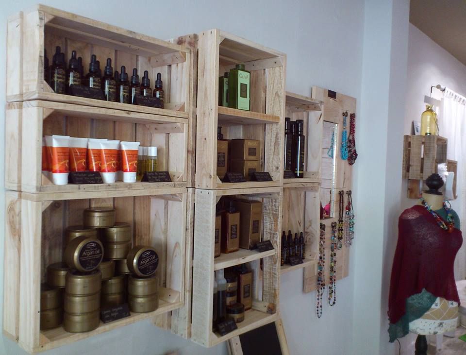 Proyecto Tienda Cosmetica Natural. ARGANIA NATURA. Marbella. DESVAN VINTAGE Salas de estilo escandinavo Madera maciza Multicolor