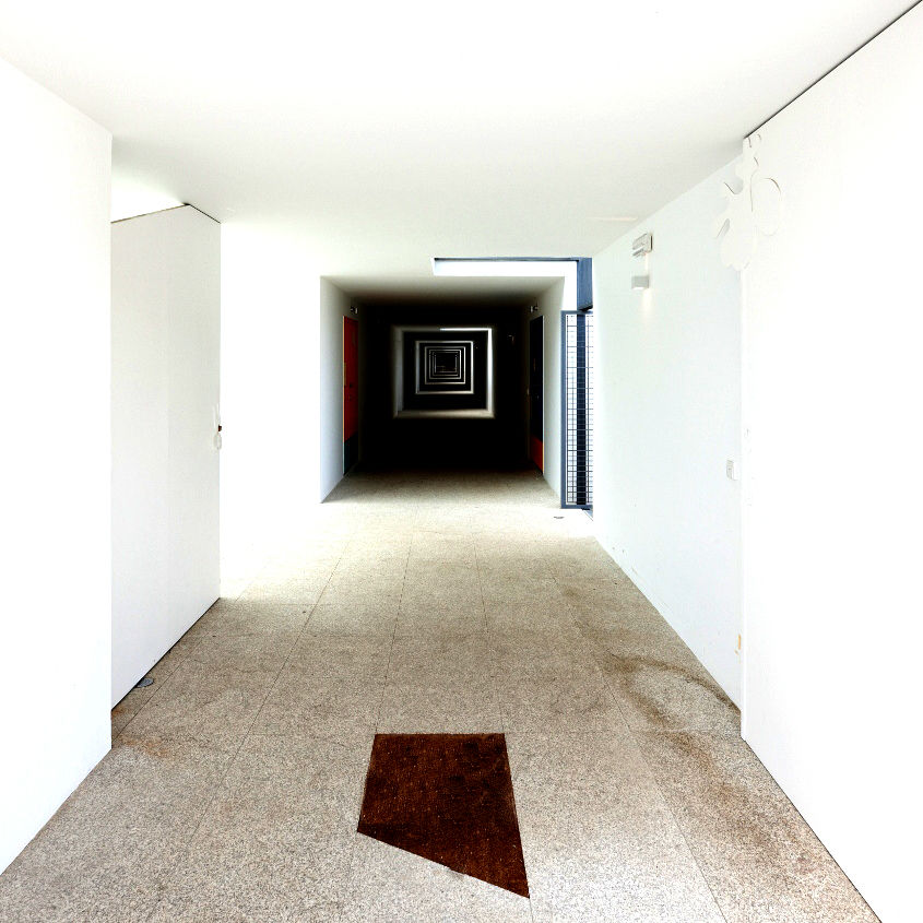 Casas em Serralves, MANUEL CORREIA FERNANDES, ARQUITECTO E ASSOCIADOS MANUEL CORREIA FERNANDES, ARQUITECTO E ASSOCIADOS Minimalist corridor, hallway & stairs