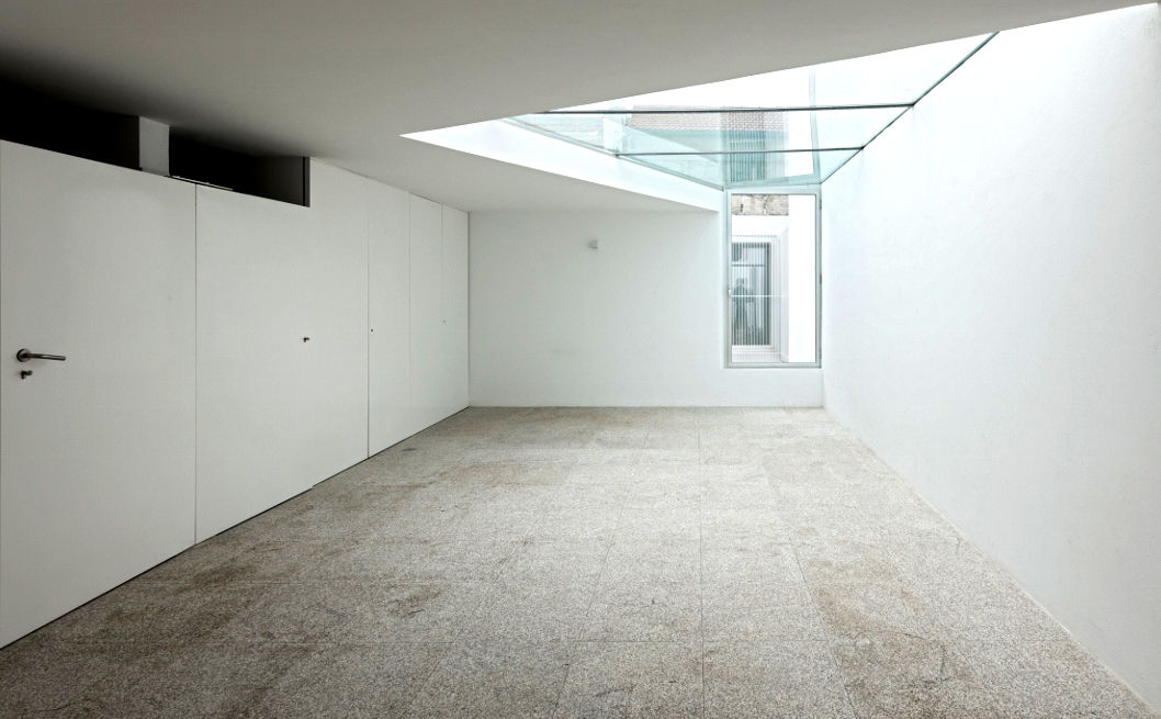 Casas em Serralves, MANUEL CORREIA FERNANDES, ARQUITECTO E ASSOCIADOS MANUEL CORREIA FERNANDES, ARQUITECTO E ASSOCIADOS Minimalist corridor, hallway & stairs