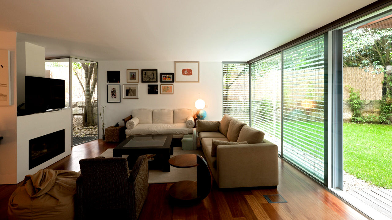 Casas em Serralves, MANUEL CORREIA FERNANDES, ARQUITECTO E ASSOCIADOS MANUEL CORREIA FERNANDES, ARQUITECTO E ASSOCIADOS Minimalist living room