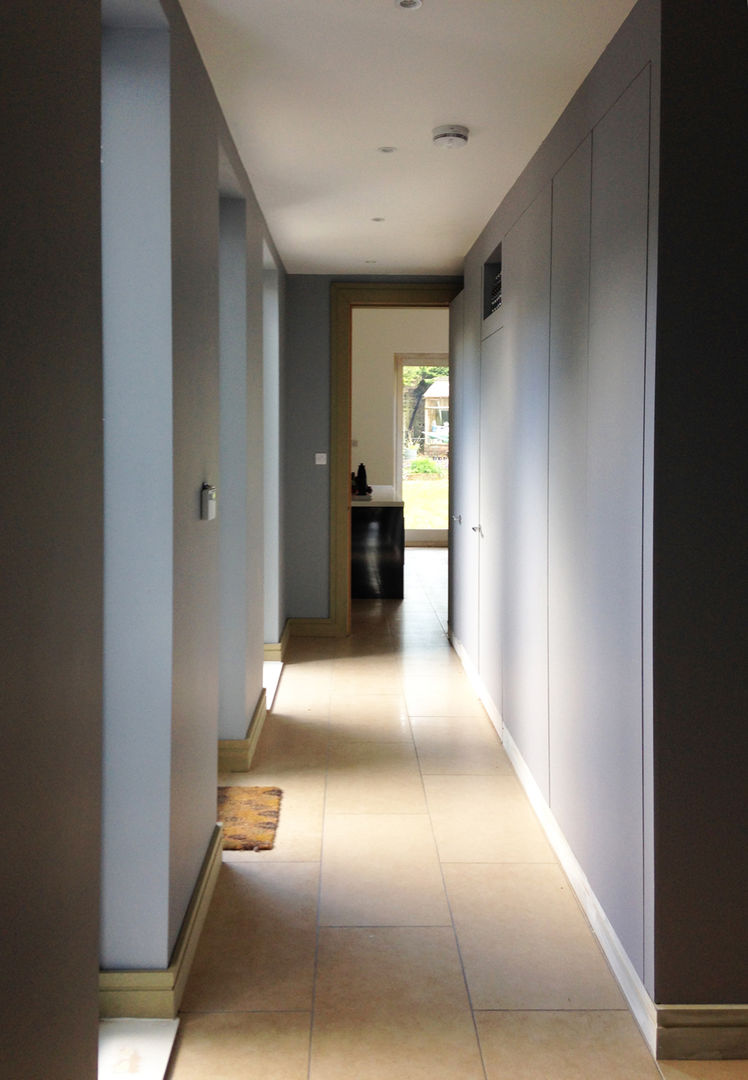 A New Hallway with Hidden Storage ArchitectureLIVE モダンスタイルの 玄関&廊下&階段 full height glazing,full height windows,grey walls,hallway,hidden storage,tiled floor