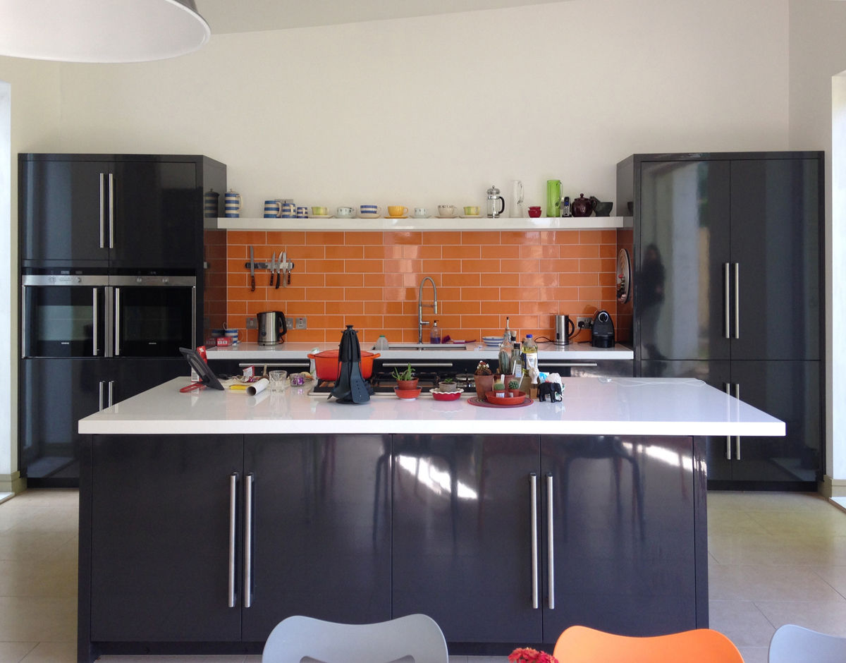 Open Plan Kitchen with Feature Orange Metro Tiles ArchitectureLIVE Cozinhas modernas orange splashback,metro tiles,high ceilings,kitchen/dining,open-plan,tall windows,kitchen island,blue kitchen units,gas hob,integrated appliance