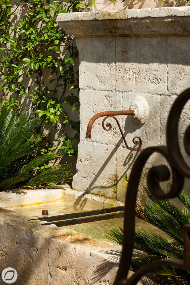 JARDIN DE VILLE - SAINTE-MAXIME, PASSAGE CITRON PASSAGE CITRON Mediterranean style garden