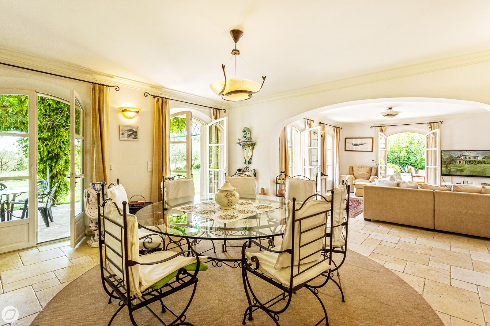 VILLA - GRIMAUD, PASSAGE CITRON PASSAGE CITRON Mediterranean style dining room