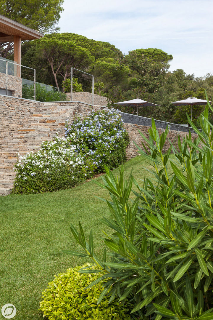 VILLA & JARDIN - SAINT-TROPEZ, PASSAGE CITRON PASSAGE CITRON Vườn phong cách Địa Trung Hải