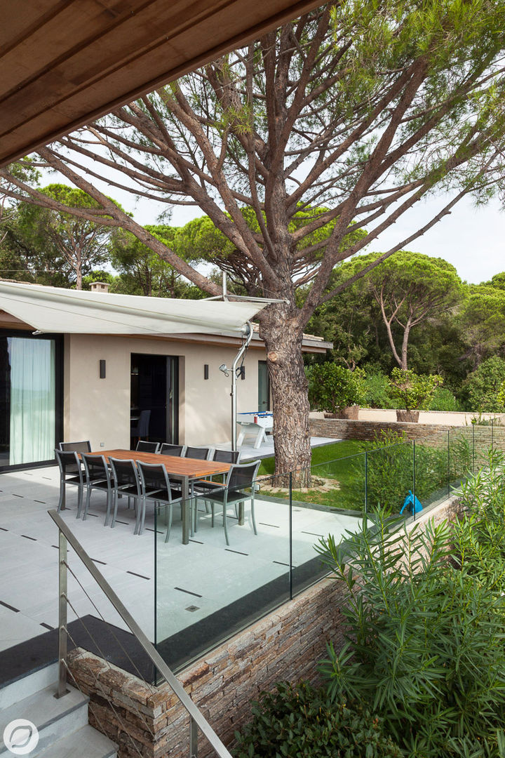 VILLA & JARDIN - SAINT-TROPEZ, PASSAGE CITRON PASSAGE CITRON Jardin méditerranéen Plante,Bâtiment,Ombre,Arbre,Chaise,Chalet,Ciel,Immobilier,Loisirs,Porte