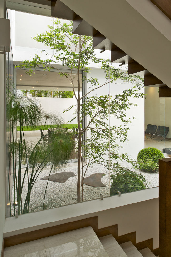 Casa Koz, Tacher Arquitectos Tacher Arquitectos Modern Corridor, Hallway and Staircase