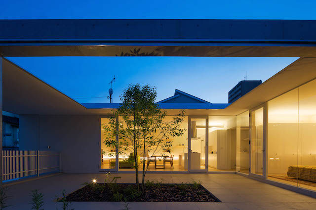 自由ヶ丘の家, MANI建築デザイン事務所 MANI建築デザイン事務所 Balcone, Veranda & Terrazza in stile minimalista