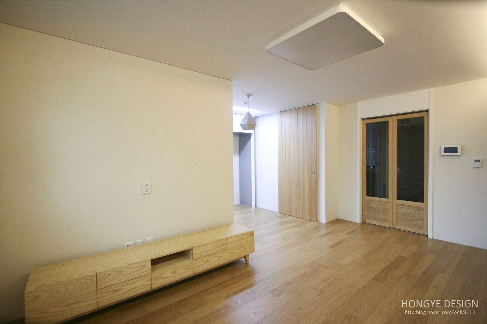 방안에 숨은책방, 작지만 효율적인 주택인테리어_26py, 홍예디자인 홍예디자인 모던스타일 거실