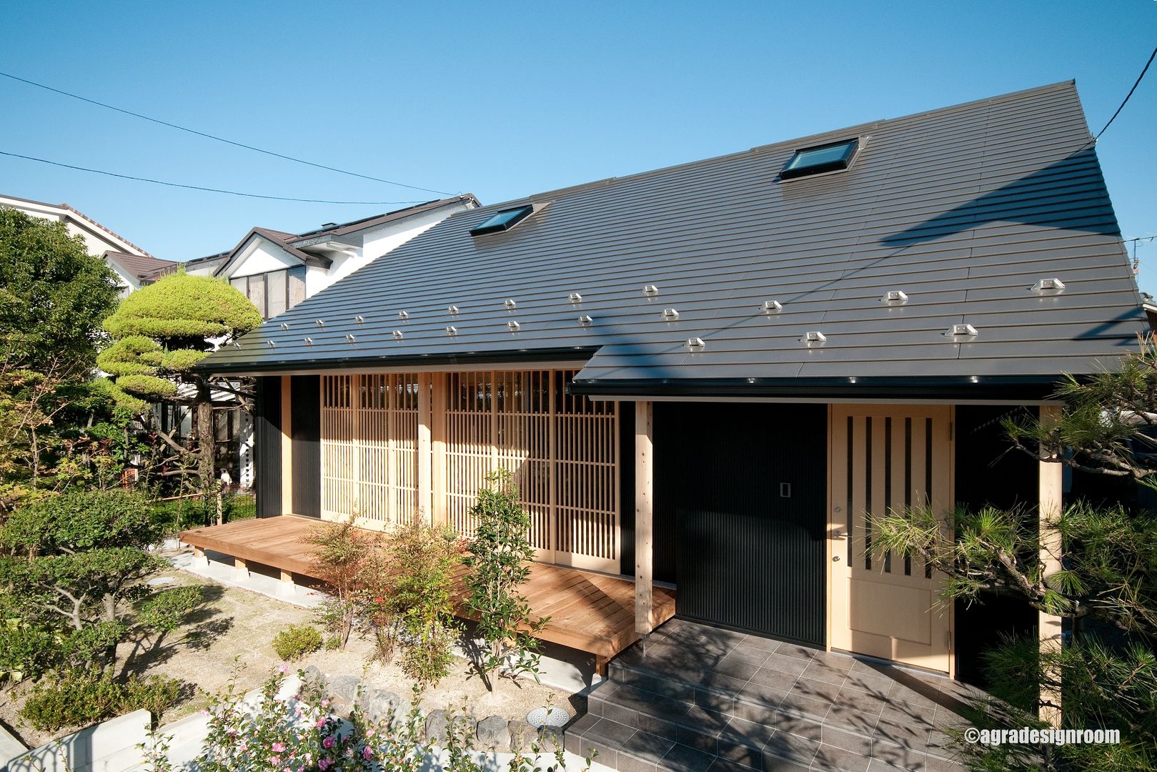 神沢の静かな家 (Casa tranquila en Kamisawa), アグラ設計室一級建築士事務所 agra design room アグラ設計室一級建築士事務所 agra design room بلكونة أو شرفة اكسسوارات وديكورات