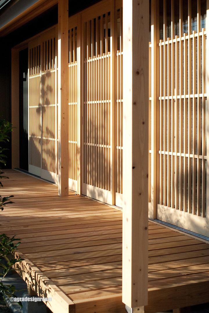 Las puertas de celosía, muy estilo japonés. アグラ設計室一級建築士事務所 agra design room Balcones y terrazas de estilo rural Madera Acabado en madera Accesorios y decoración