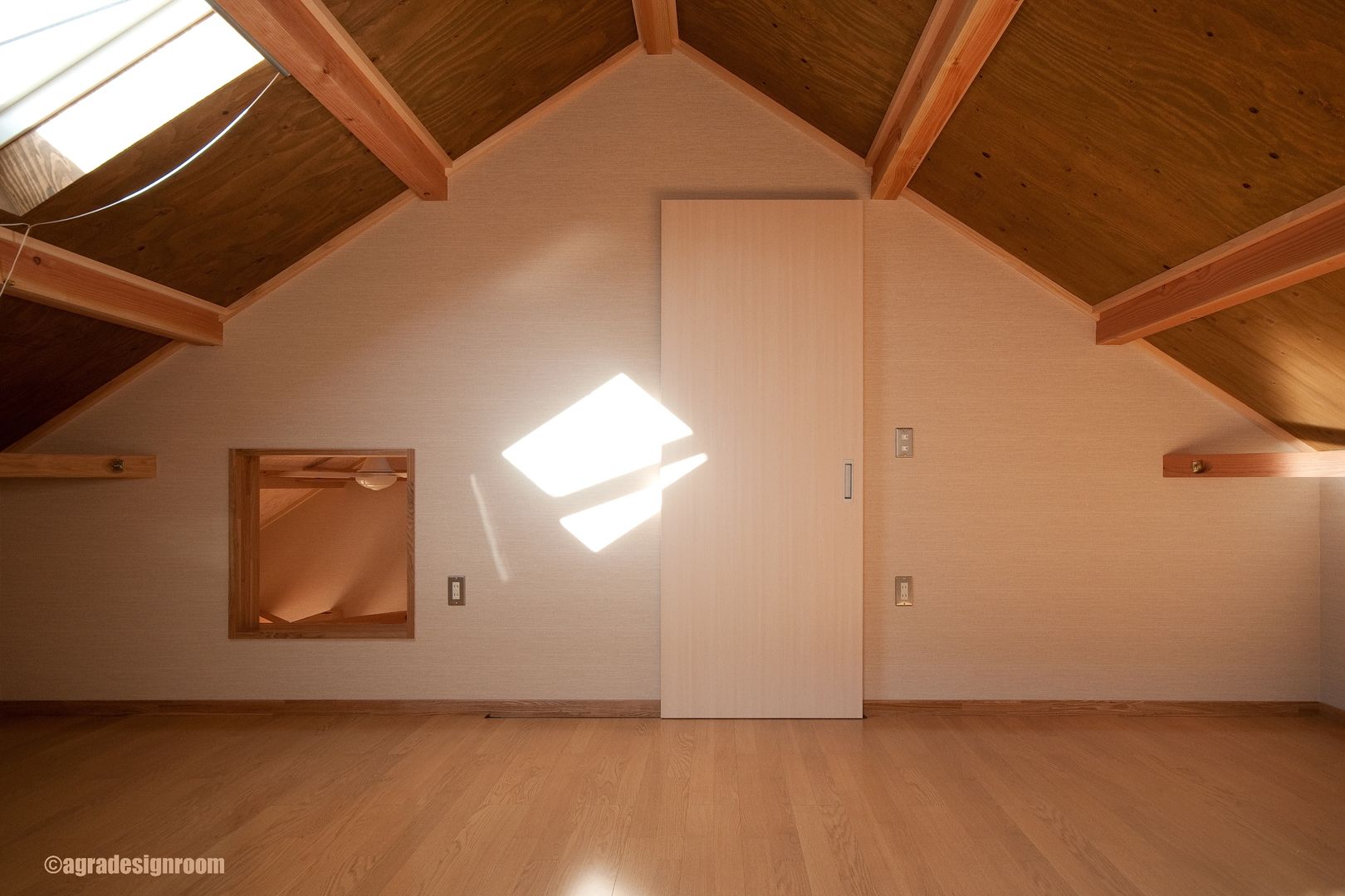 El cuarto libre que hay en el tejado. Es el lugar para nietos que viene a veces. アグラ設計室一級建築士事務所 agra design room Salas de entretenimiento de estilo rural Accesorios y decoración