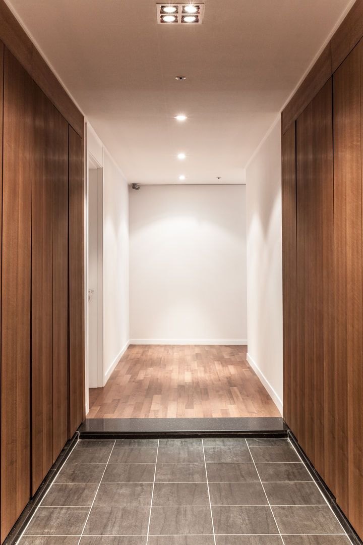 '갤러리하우스' 내가살고싶은집, 디자인사무실 디자인사무실 Corredores, halls e escadas modernos Madeira Efeito de madeira