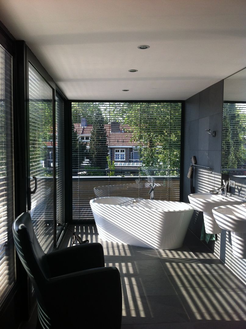Badkamer als tuinkamer, Van de Looi en Jacobs Architecten Van de Looi en Jacobs Architecten Modern bathroom