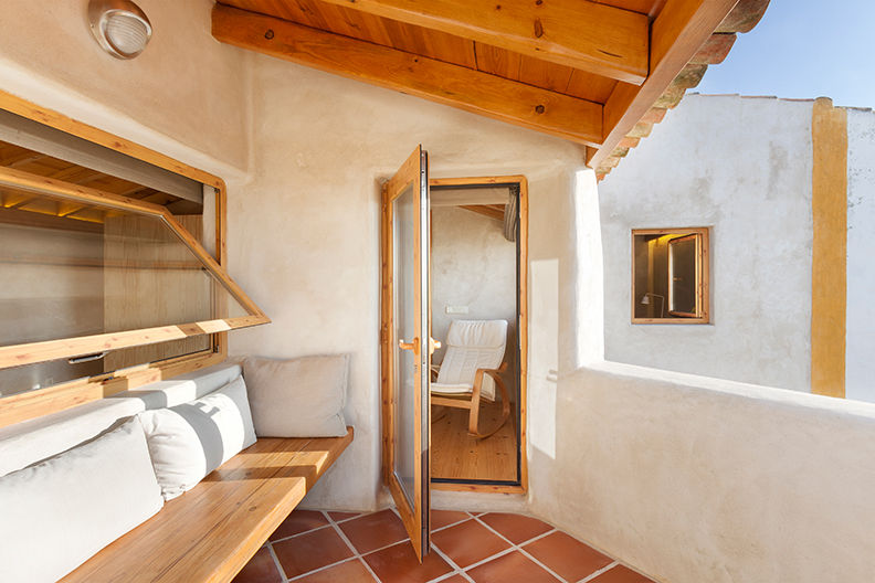THE AZÓIA´S JEWEL, pedro quintela studio pedro quintela studio Country style balcony, veranda & terrace