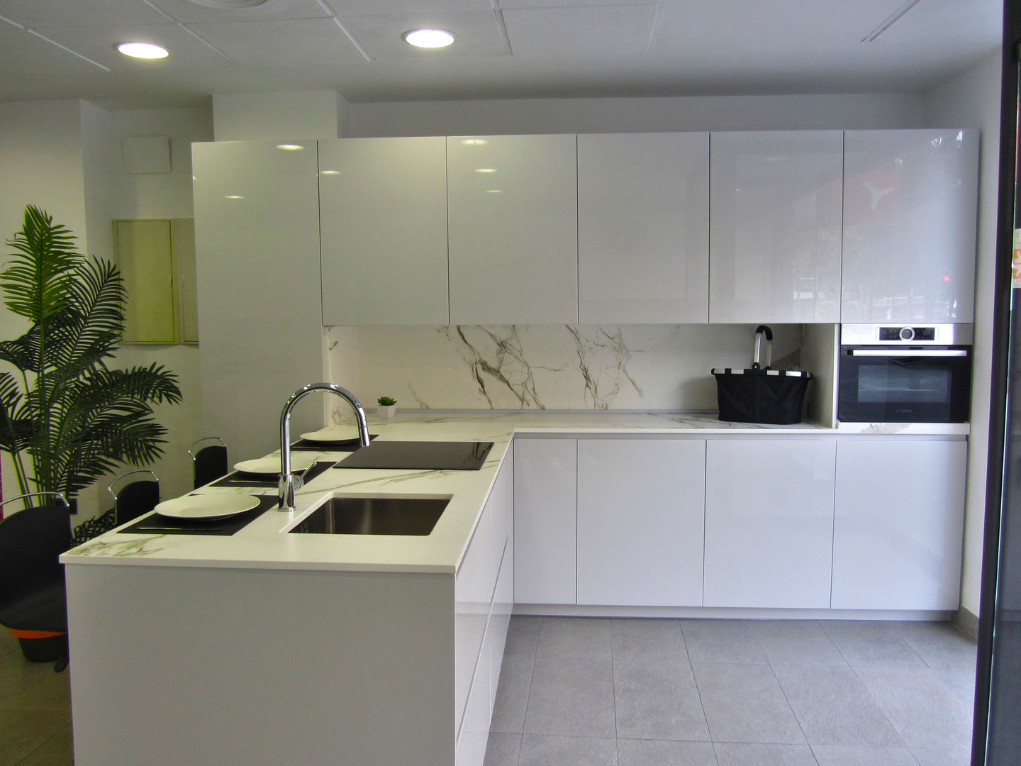 Estudio R Berlanga. Exposiciones , Estudio R Berlanga Estudio R Berlanga Kitchen Cabinets & shelves