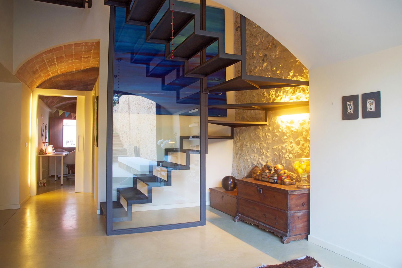 Vivienda Palafrugell, Brick Serveis d'Interiorisme S.L. Brick Serveis d'Interiorisme S.L. Mediterranean corridor, hallway & stairs