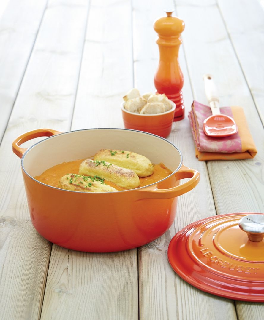 Een regenboog van pannen bij LE CREUSET, Le Creuset Nederland Le Creuset Nederland Cocinas de estilo mediterráneo Utensilios de cocina