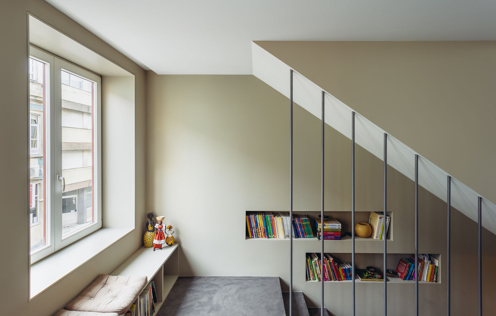 Casa DO, XYZ Arquitectos Associados XYZ Arquitectos Associados Modern corridor, hallway & stairs