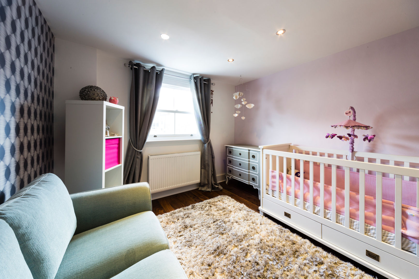 Grey-pink-turquoise baby room Affleck Property Services غرفة الاطفال