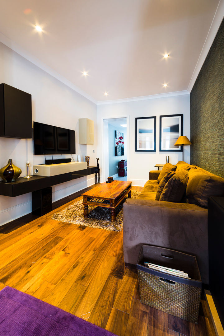 Living room with seaweed green feature wall and wooden floors Affleck Property Services Salas de estar modernas