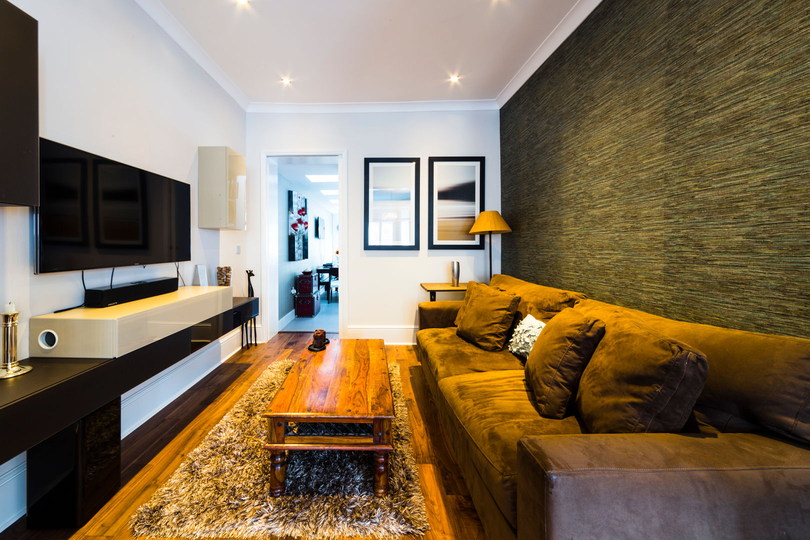 ​Living room with seaweed green feature wall and wooden floors Affleck Property Services 모던스타일 거실