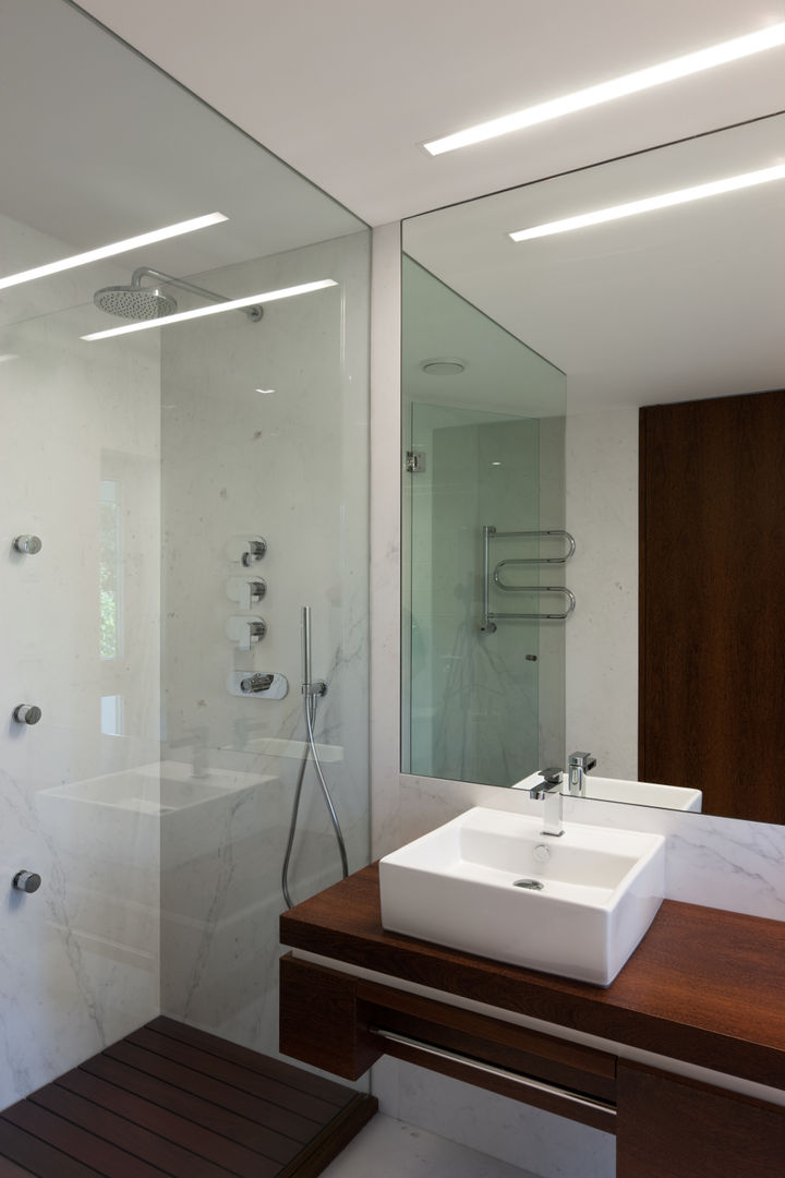 Casa AA, XYZ Arquitectos Associados XYZ Arquitectos Associados Modern bathroom