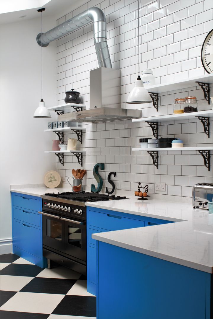 Industrial Kitchen With American Diner Feel homify 인더스트리얼 주방 솔리드 우드 멀티 컬러 metro tiles,dark grout,open shelving,vintage brackets,vintage accessories,pendant lighting,bianco venato,range cooker,farrow & ball,st giles blue