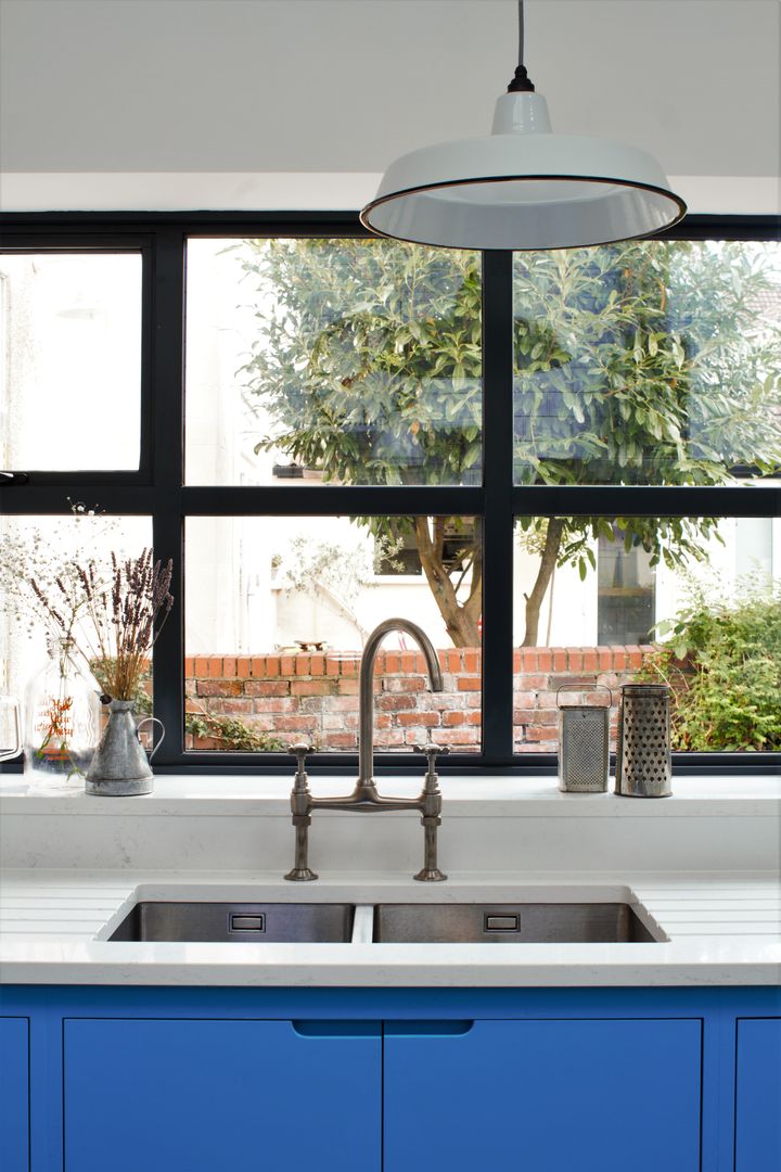 Industrial Kitchen With American Diner Feel homify Industriële keukens Massief hout Bont bianco venato,monobloc tap,clearwater stereo,windows,drainer grooves,pendant light