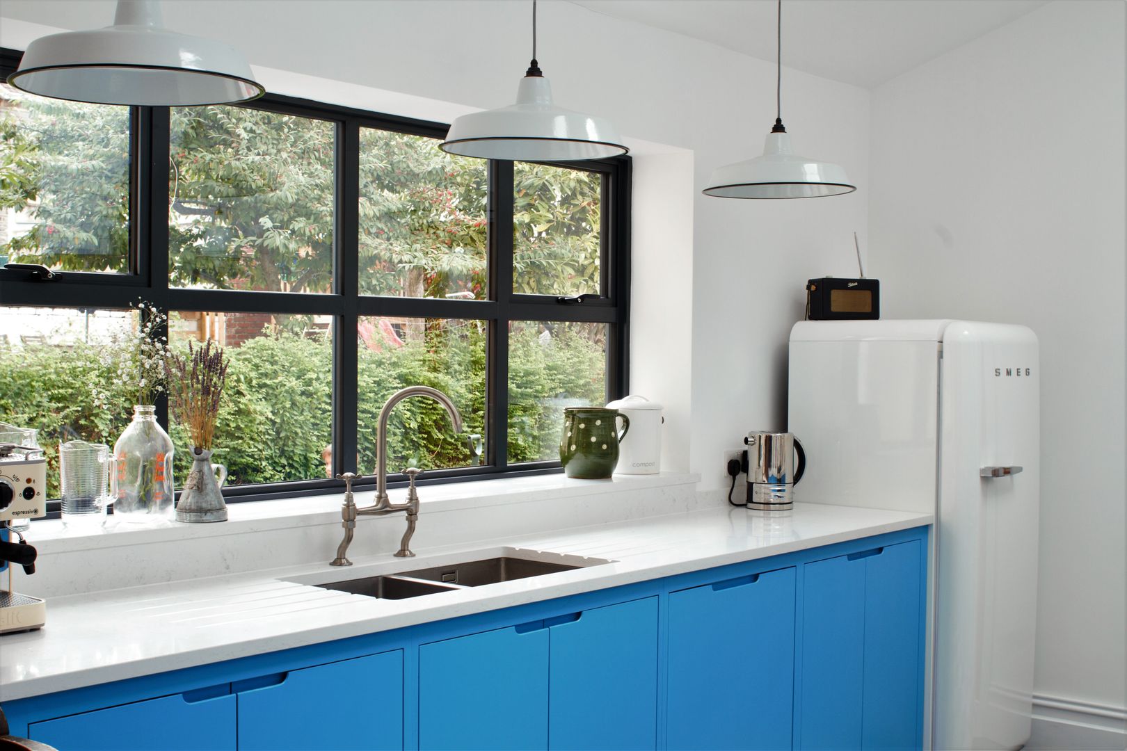 Industrial Kitchen With American Diner Feel homify مطبخ خشب نقي Multicolored flat panel,farrow & ball,st giles blue,bianco venato,smeg fridge,monobloc tap,clearwater stereo,windows,pendant light,industrial