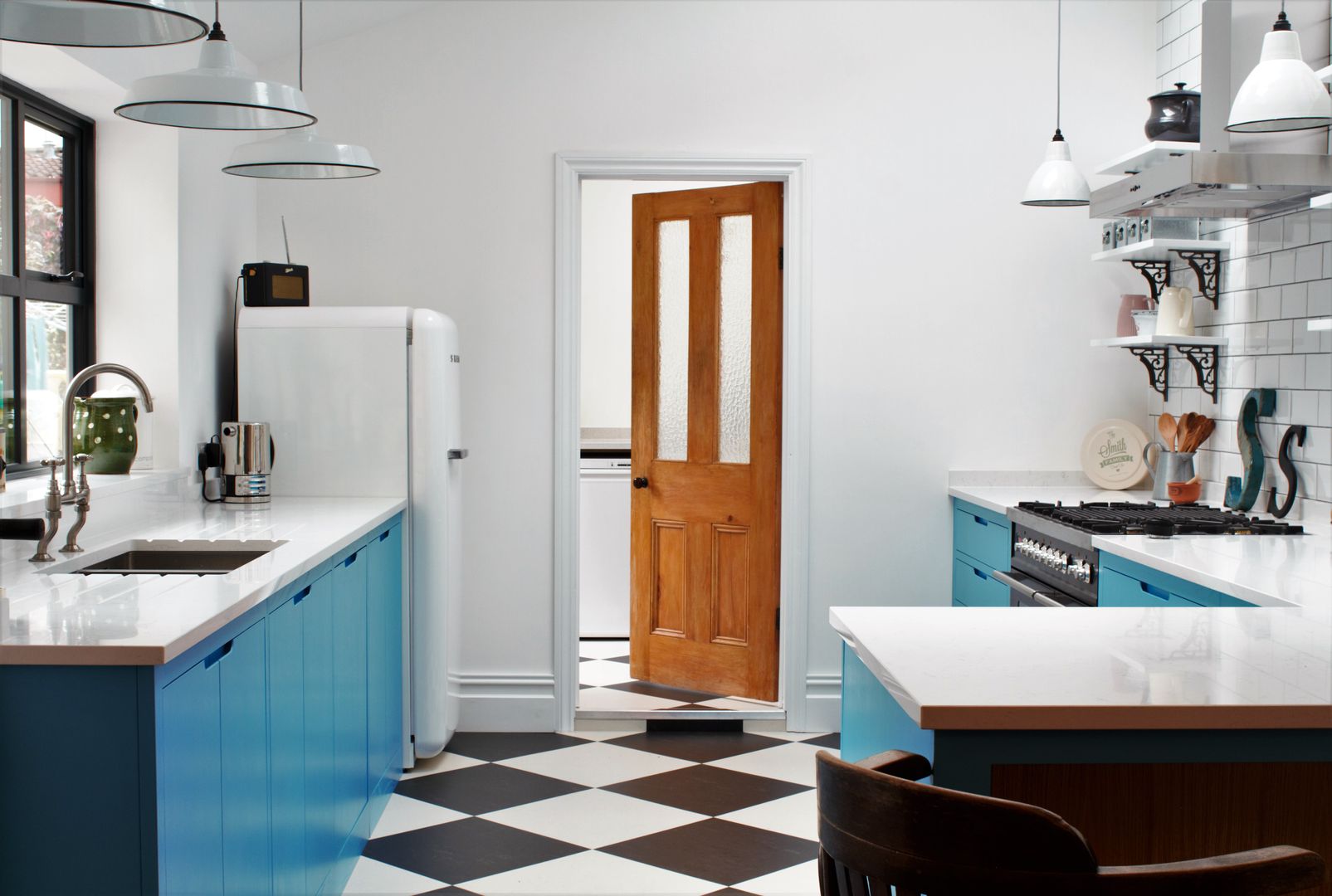 Industrial Kitchen With American Diner Feel homify 인더스트리얼 주방 솔리드 우드 멀티 컬러 flat panel,farrow & ball,st giles blue,checkerboard floor,smeg fridge,bianco venato,pendant lighting,breakfast bar