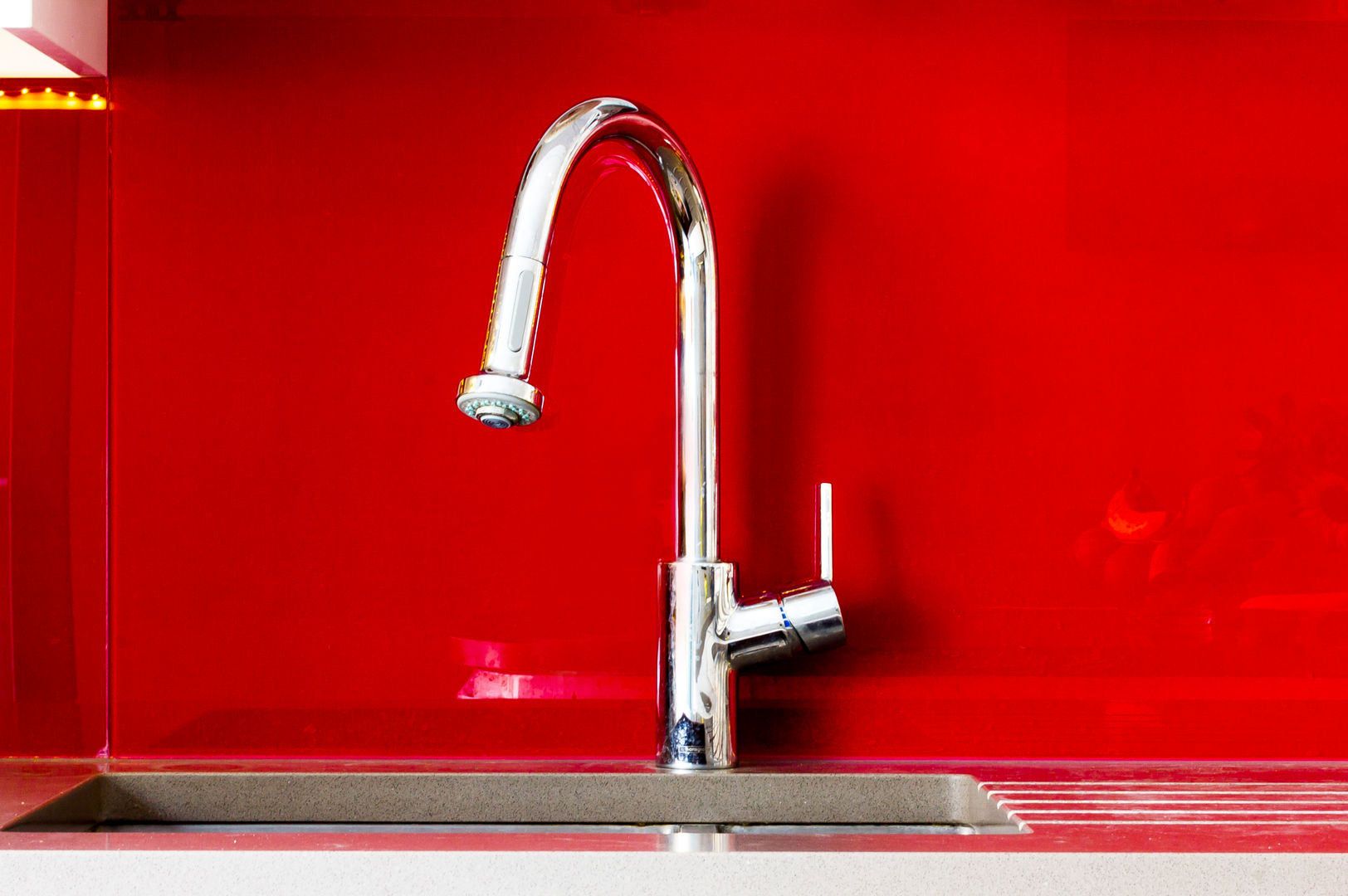 Modern kitchen sink tap with red splashback Affleck Property Services مطبخ Metallic/Silver مغاسل وصنابيرالماء