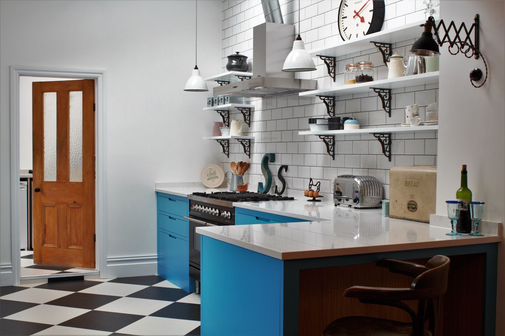 Industrial Kitchen With American Diner Feel homify Industriële keukens Massief hout Bont metro tiles,dark grout,open shelving,industrial,vintage accessories,vintage brackets,peninsula,breakfast bar,bianco venato,checkerboard floor