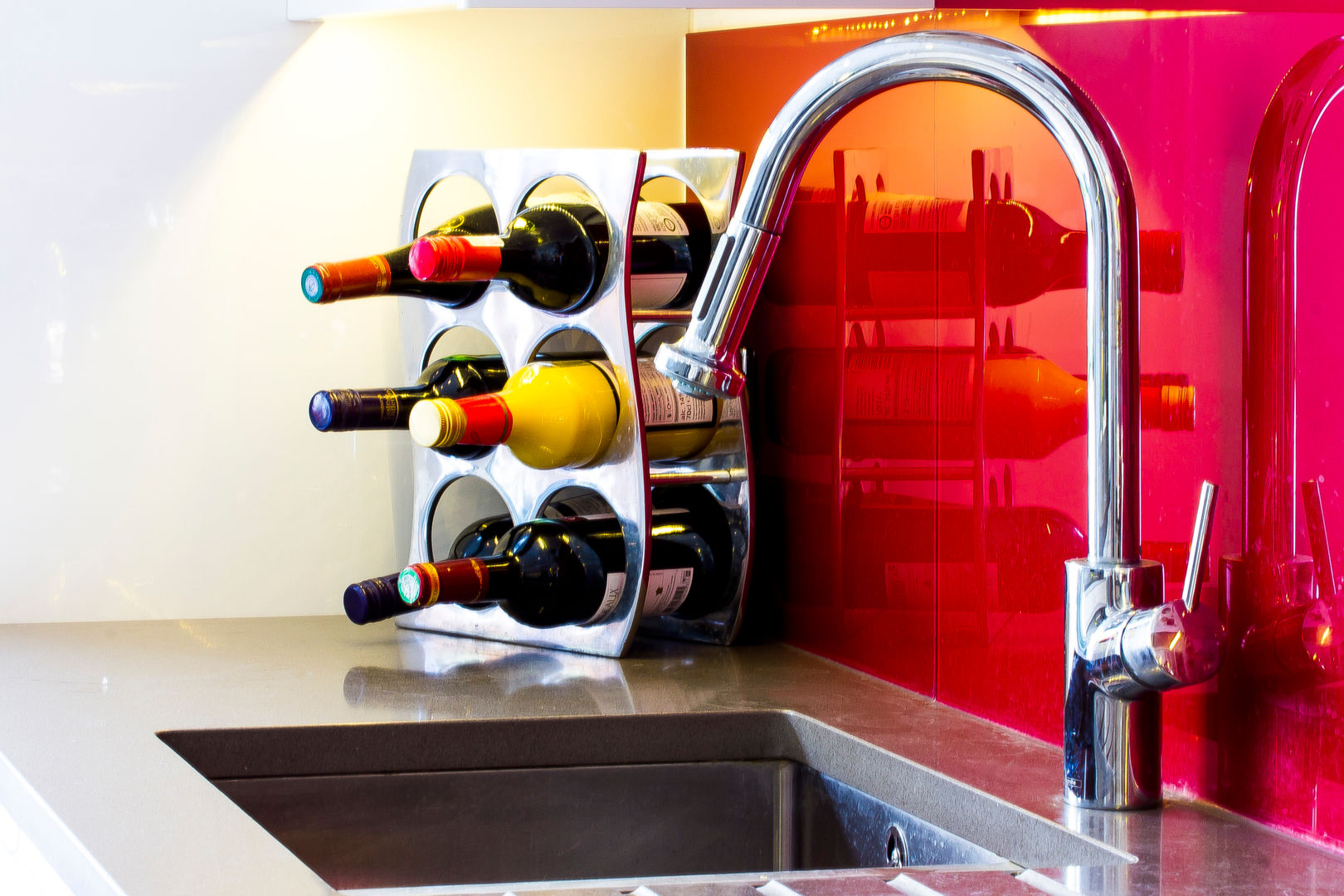 Modern kitchen sink with red splashback Affleck Property Services Cocinas modernas Fregaderos y grifería