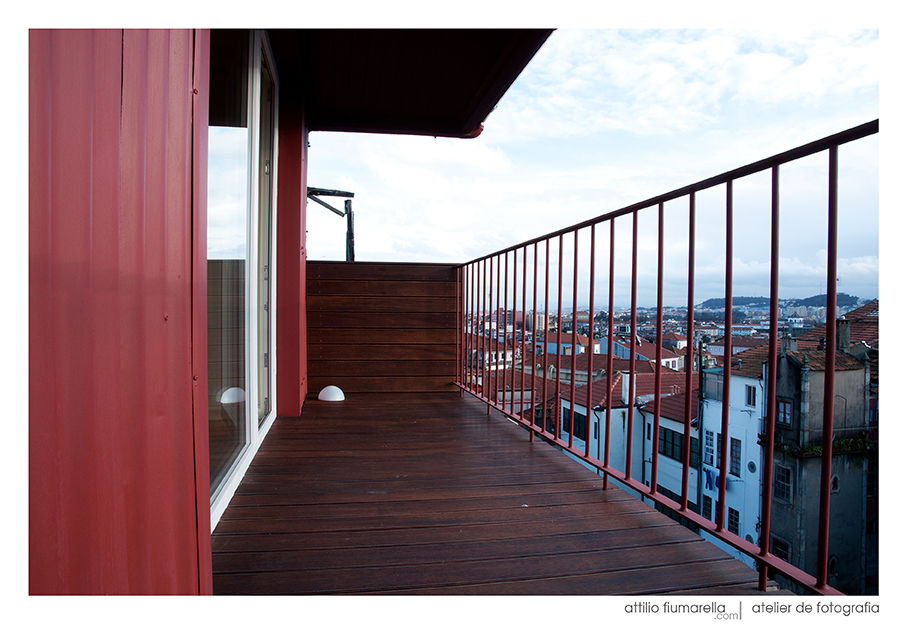 Casa do Pinheiro, BAAU - Bernardo Amaral Arquitectura+Urbanismo BAAU - Bernardo Amaral Arquitectura+Urbanismo Modern balcony, veranda & terrace