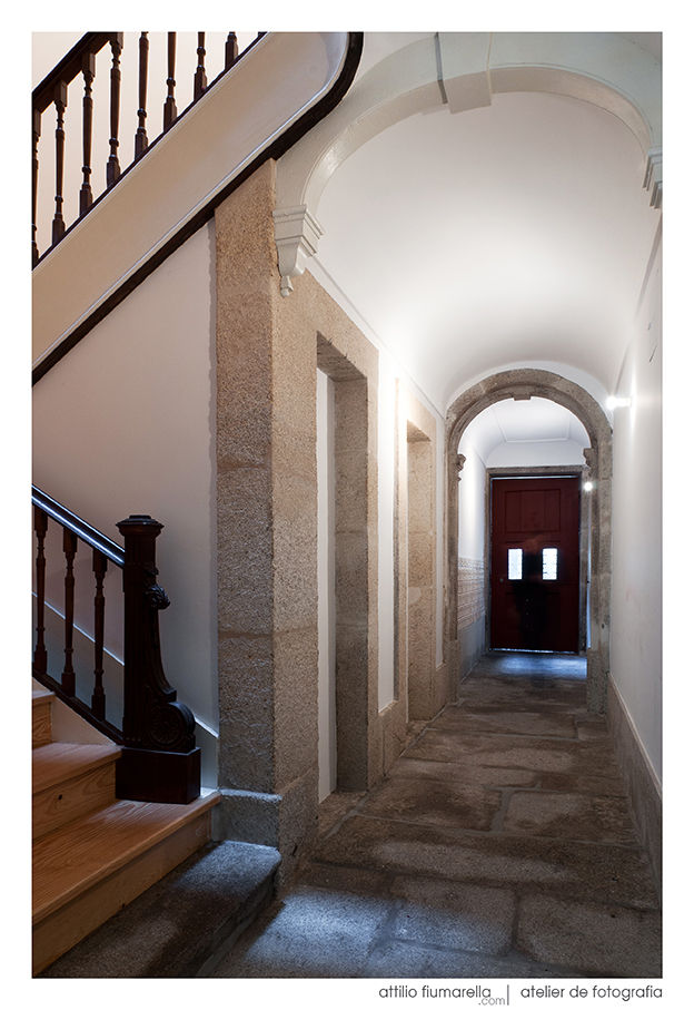 Casa do Pinheiro, BAAU - Bernardo Amaral Arquitectura+Urbanismo BAAU - Bernardo Amaral Arquitectura+Urbanismo Modern corridor, hallway & stairs