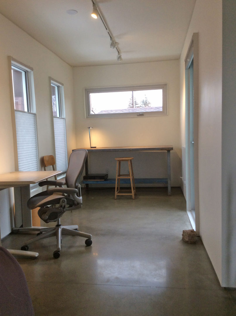 Rear studio homify Study/office