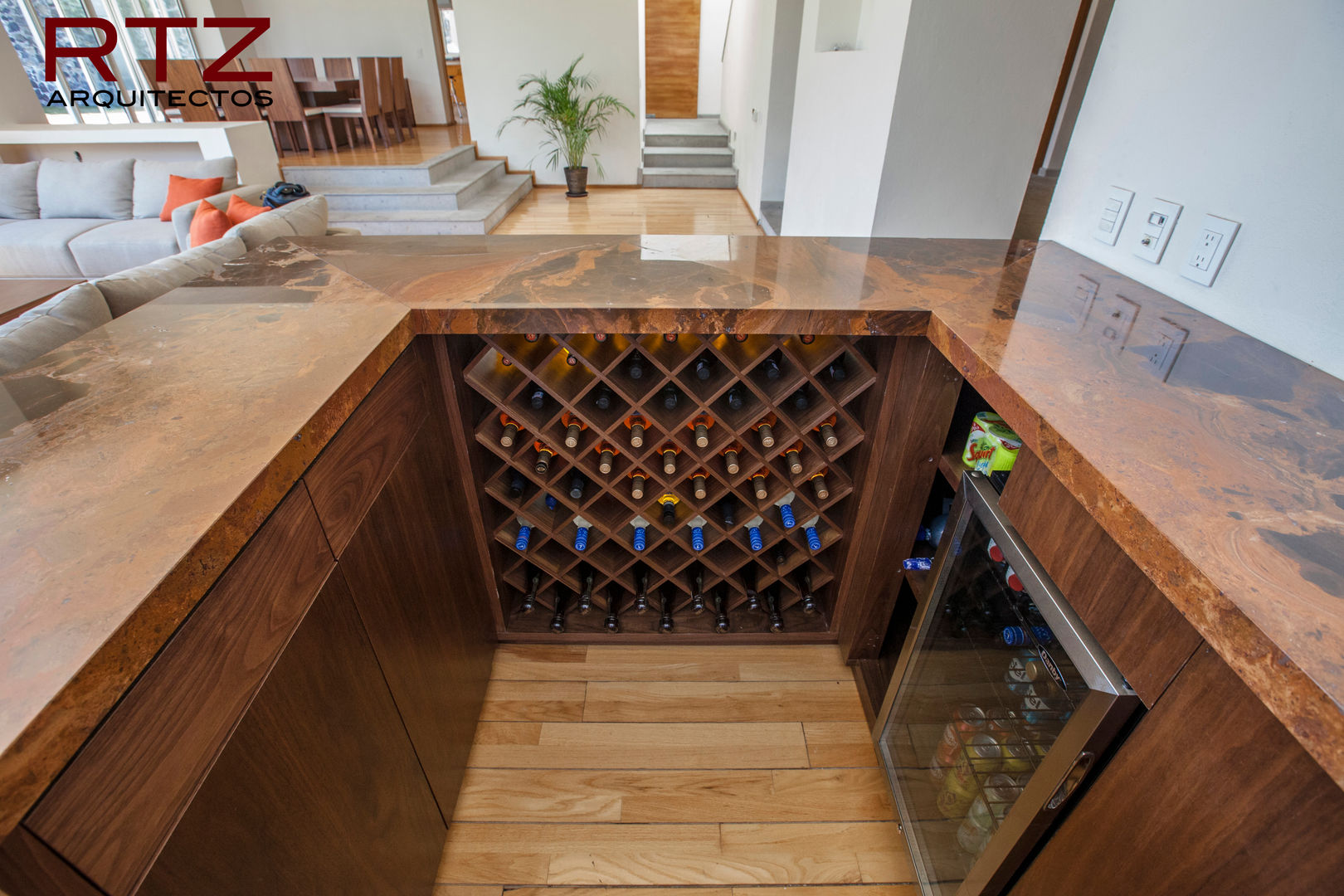 Mesa de bar en nogal con marmol RTZ-Arquitectos Comedores de estilo moderno Vasos y vajilla