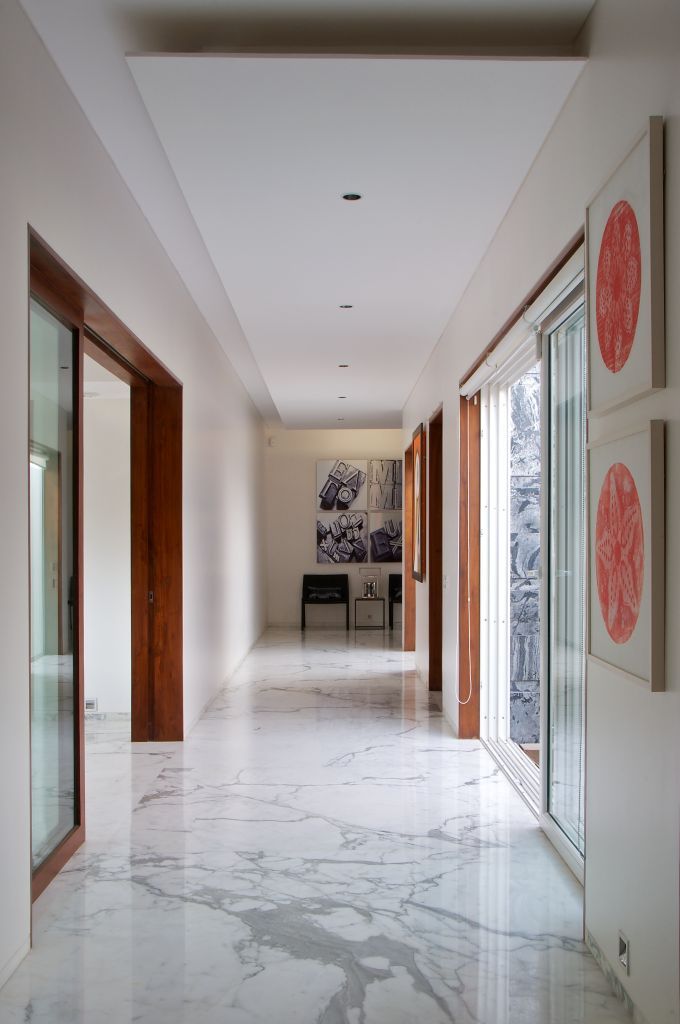 NP Villa, Atelier Design N Domain Atelier Design N Domain Modern corridor, hallway & stairs