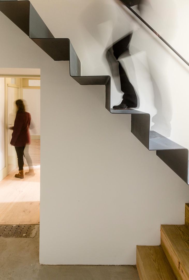 Vista interior - escadas Clínica de Arquitectura Corredores, halls e escadas modernos Ferro/Aço Metalizado/Prateado