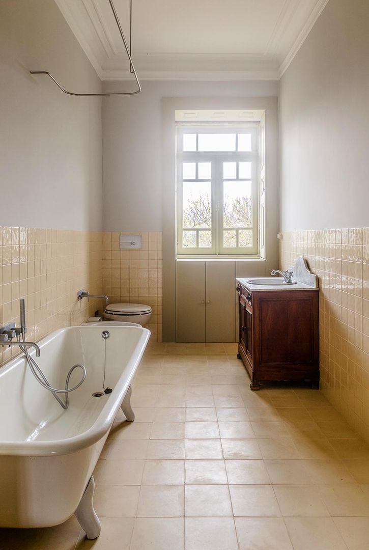 Vista interior - instalação sanitária Clínica de Arquitectura Banheiros modernos Cerâmica