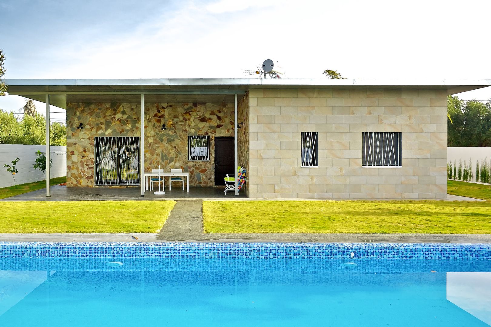 Jardín trasero y piscina Sánchez-Matamoros | Arquitecto Jardines de estilo moderno Cerámico Beige