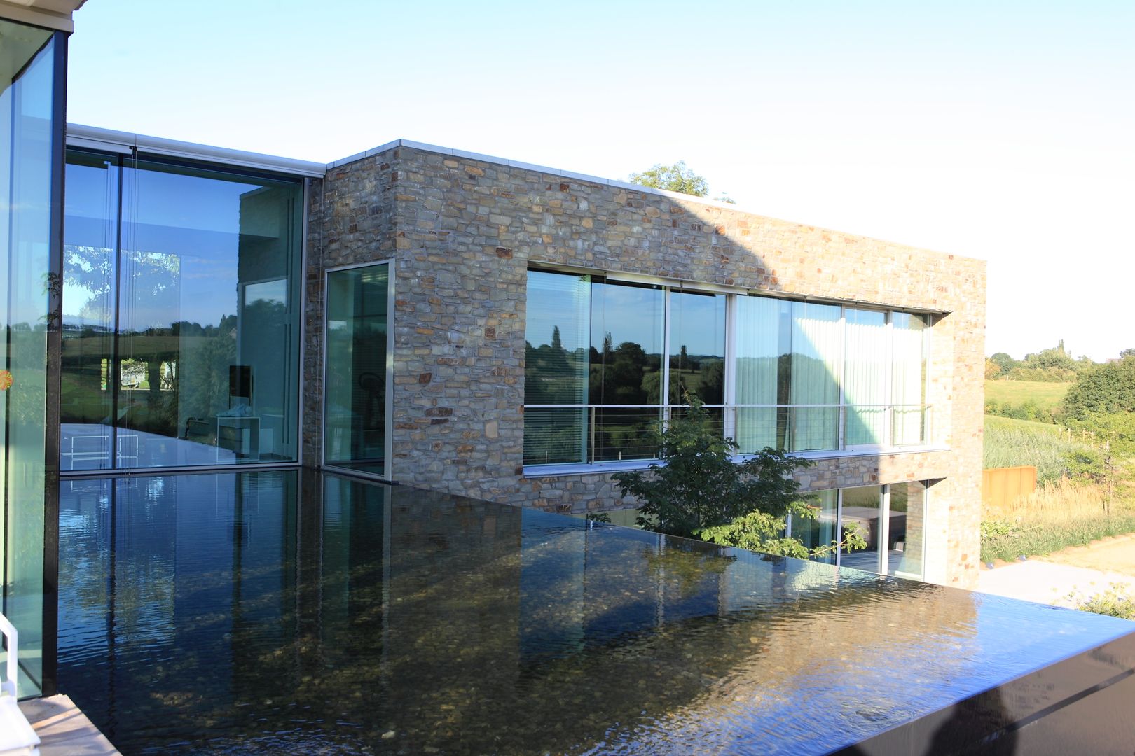 Le Moellon, Luc Spits Architecture Luc Spits Architecture Modern garden Swim baths & ponds